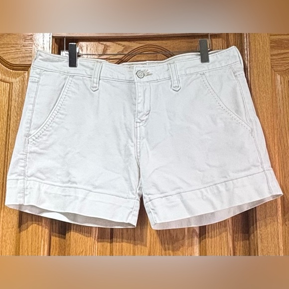Levi's Women's White Jean Shorts Size 8 EUC - Picture 1 of 8